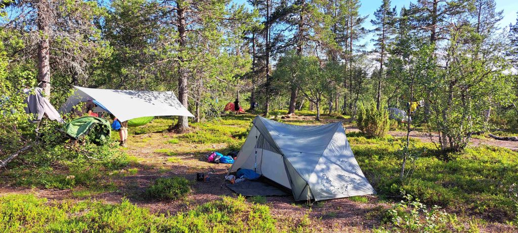 Opastetut vaellukset sisältää leirielämää. Aikaa nauttia luonnosta.